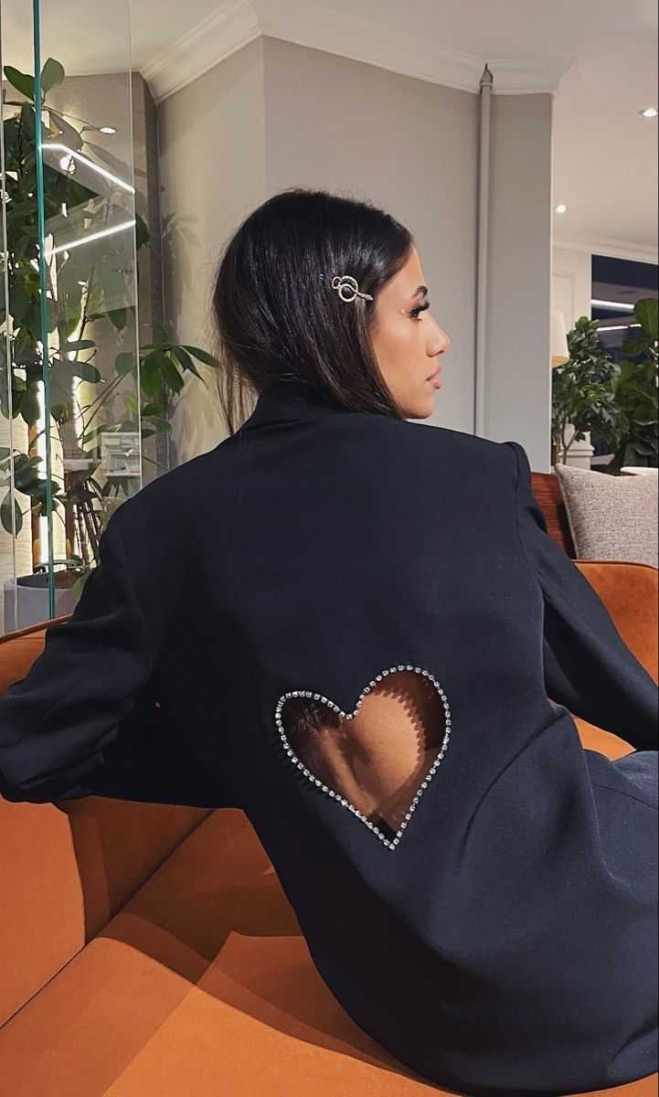 Les artisans couturiers TILLI upcyclent et transforment votre blazer en créant des découpes.