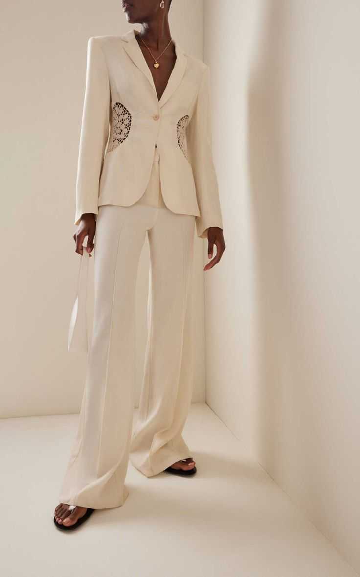 Les artisans couturiers TILLI upcyclent et transforment votre blazer en créant des découpes.