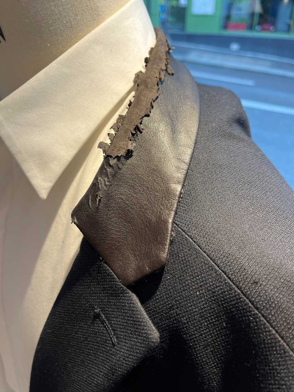 Les artisans couturiers TILLI réparent et remplacent votre col de veste abîmé.