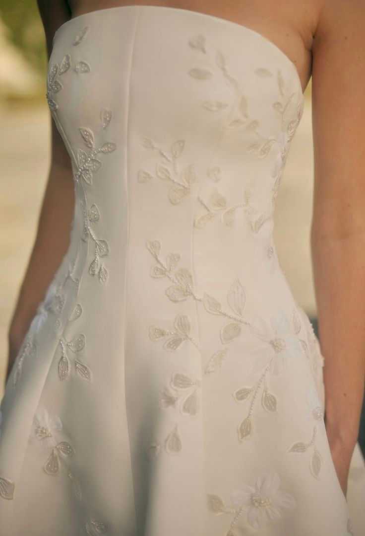 Les artisans brodeurs TILLI personnalisent votre robe de mariée.