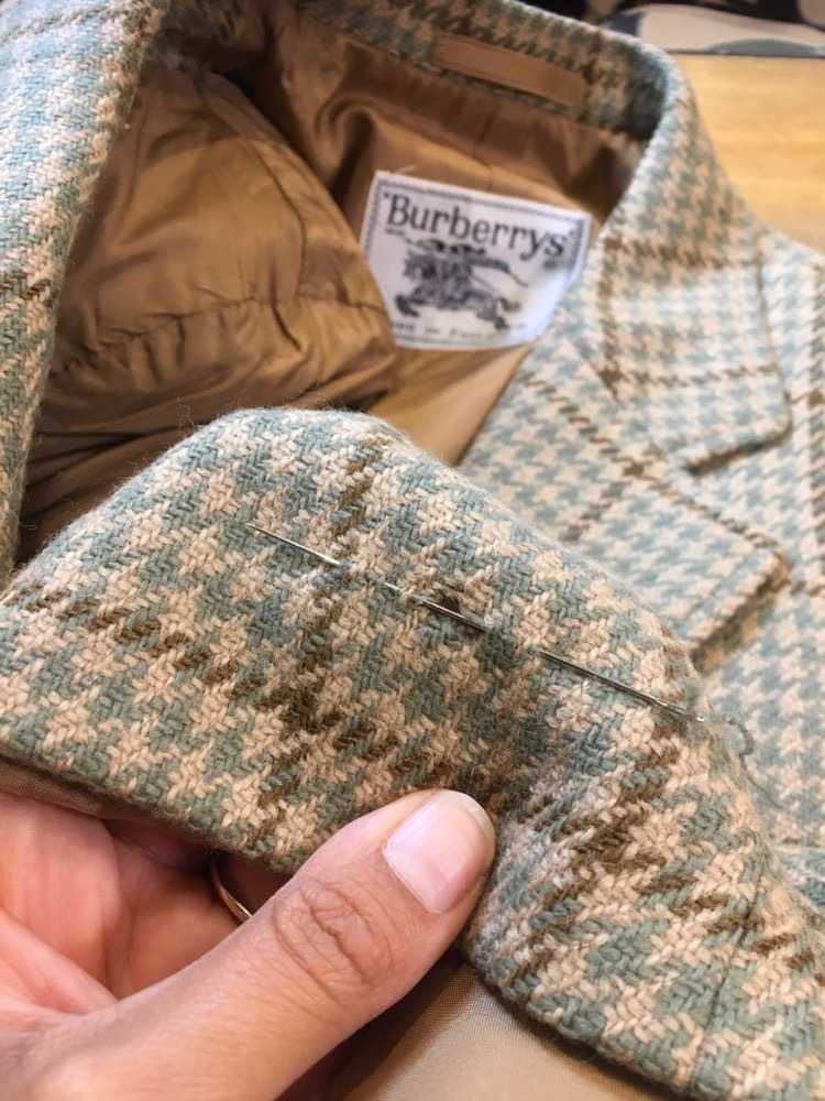 Les artisans TILLI maitrisent le stoppage pour des réparations invisibles sur vos vêtements