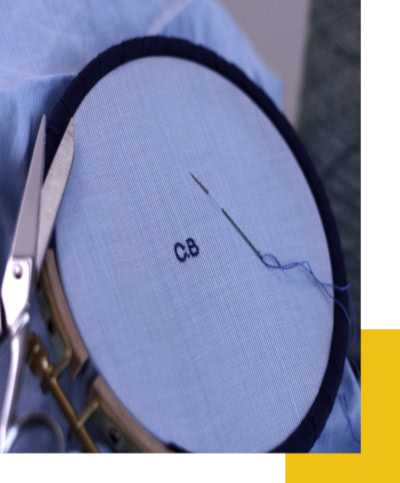 Broderie des initiales sur une chemise blanche