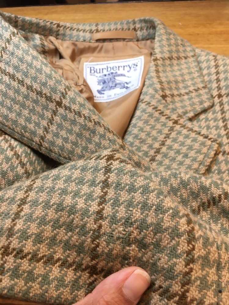 Les artisans TILLI maitrisent le stoppage pour des réparations invisibles sur vos vêtements