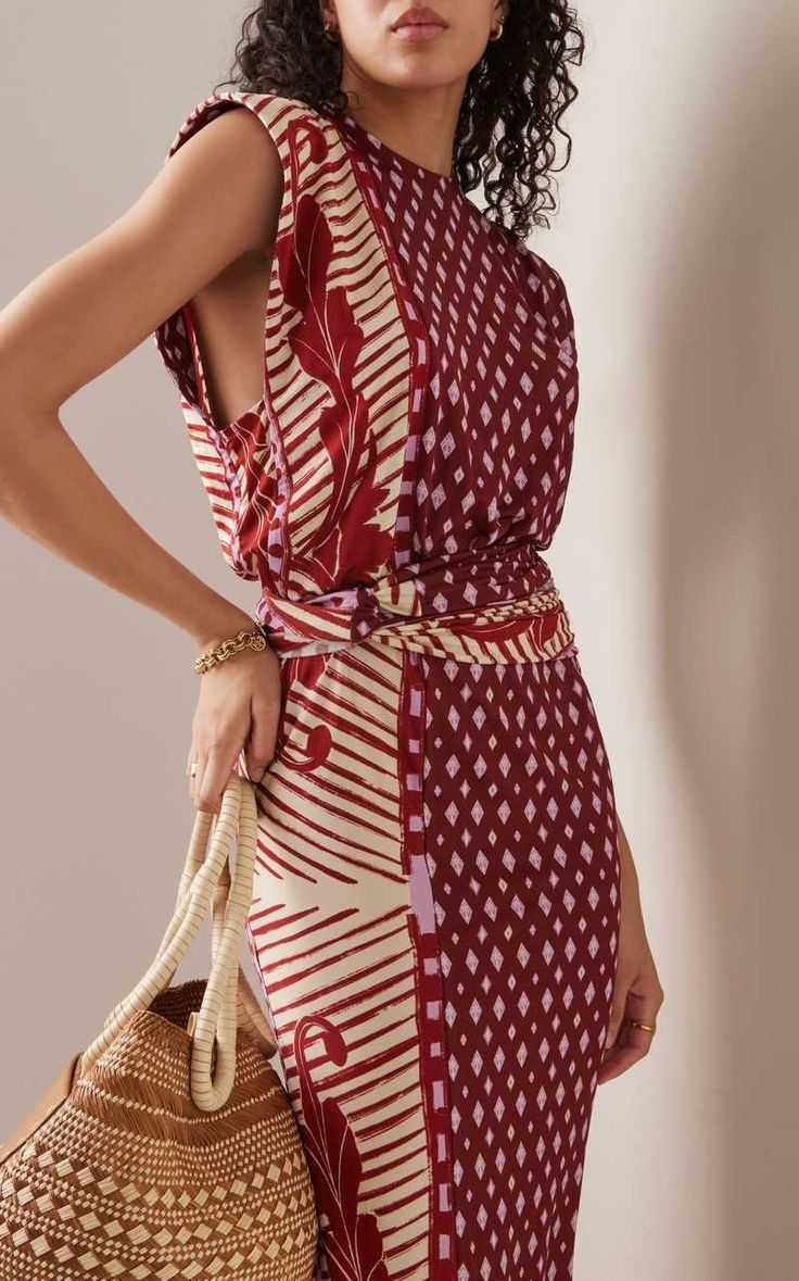 Les artisans couturiers TILLI réparent votre robe en fixant les boutons tombés, en changeant les fermetures cassées et en recousant les coutures décousues et les ourlets défaits.