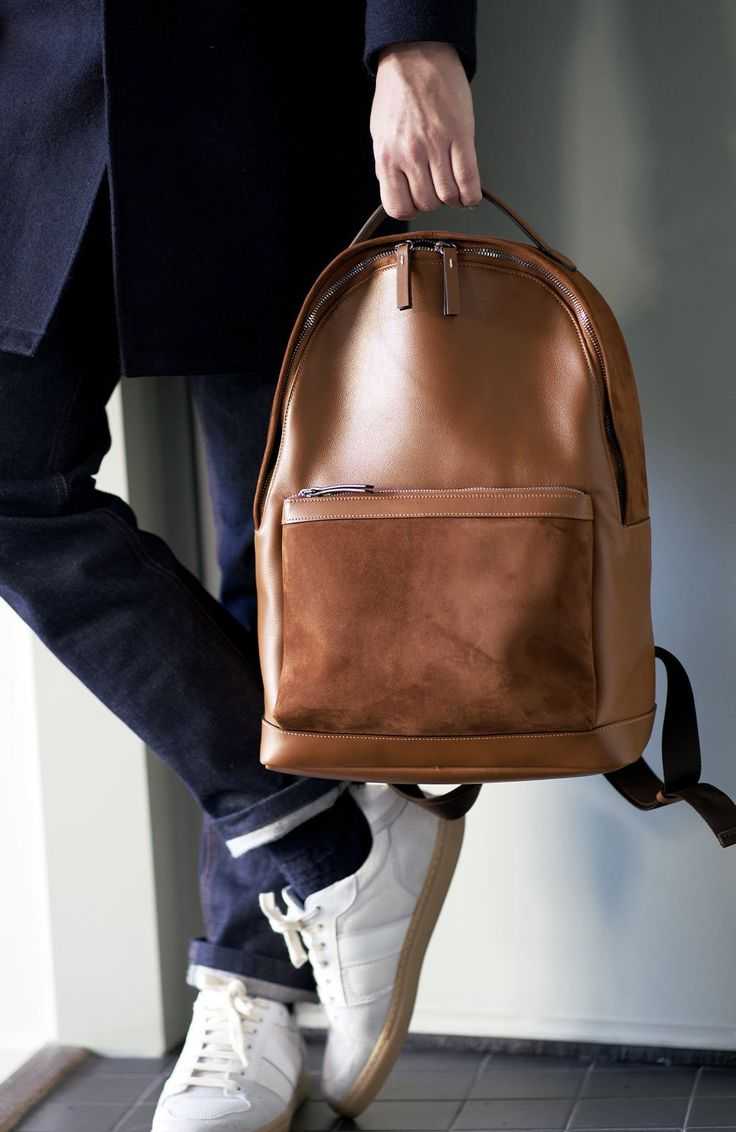 Nos artisans maroquiniers nettoient et entretiennent vos sac à dos.