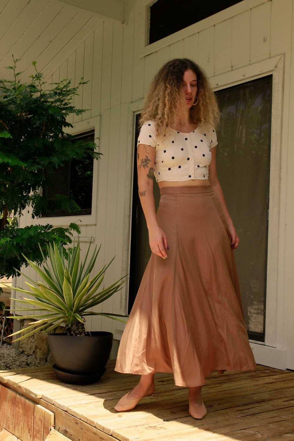 Les artisans couturiers TILLI upcyclent et transforment votre robe.