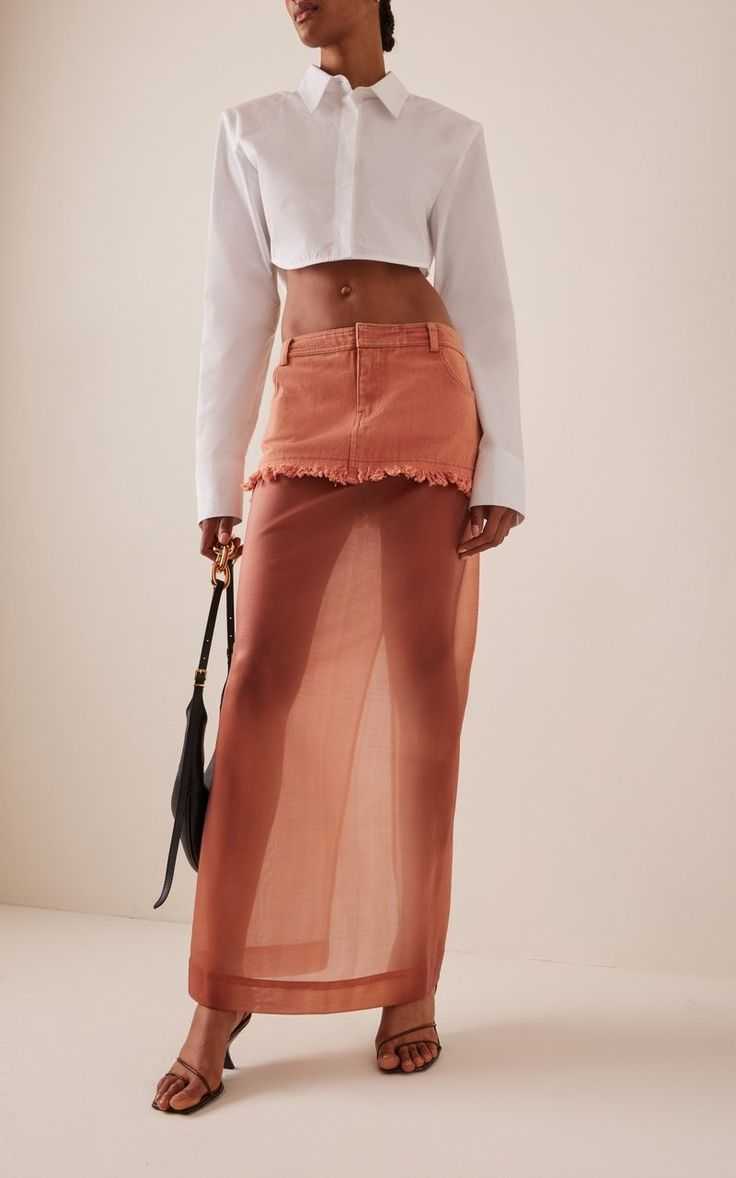 Les artisans couturiers TILLI allongent votre jupe en jean.